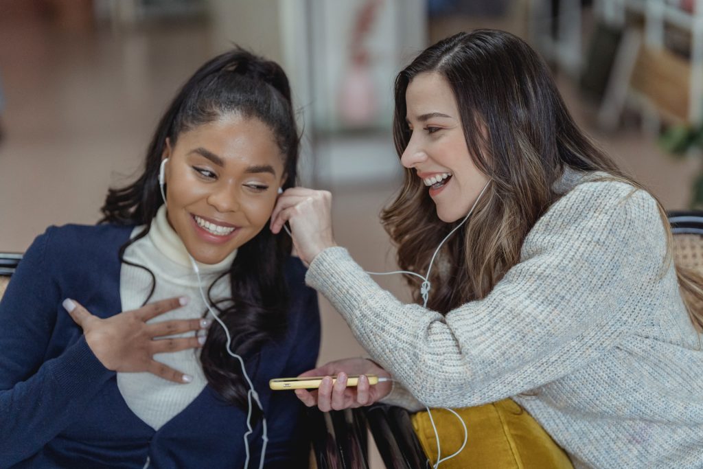 ragazze ascoltano musica