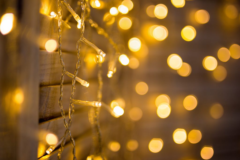 luminarie natalizie appese ad una scaletta di legno