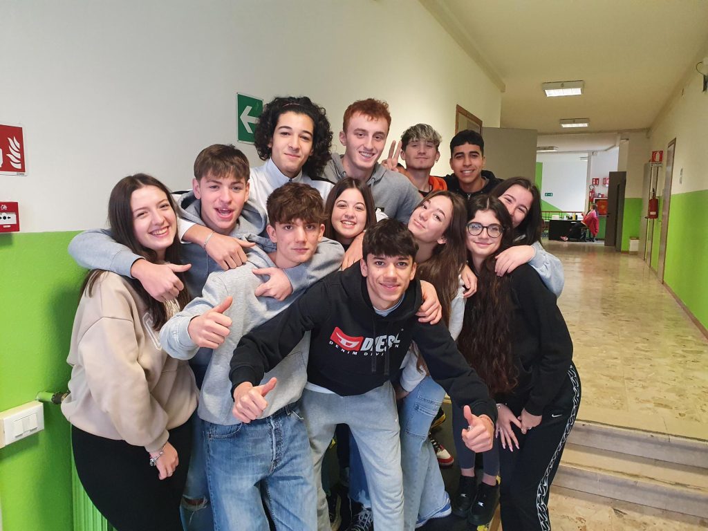 Raffigura dei ragazzi per il progetto di Educashon
