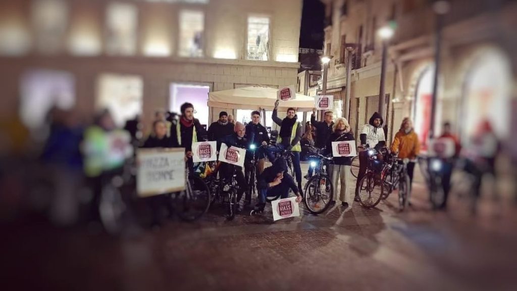 Raffigura delle persone in bici a Treviso