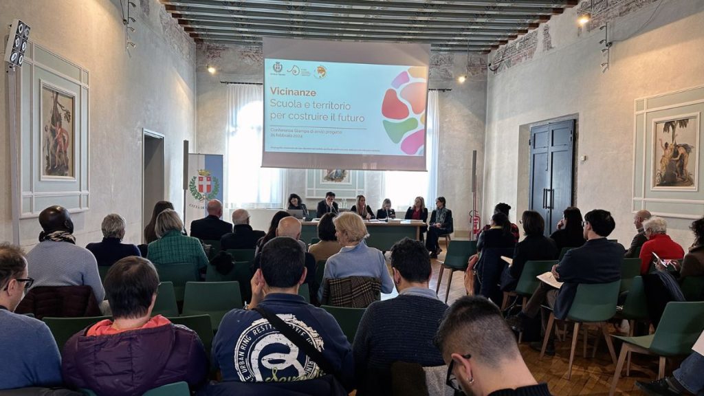 Raffigura delle persone sedute per la presentazione del progetto Vicinanze: scuola e territorio per costruire il futuro