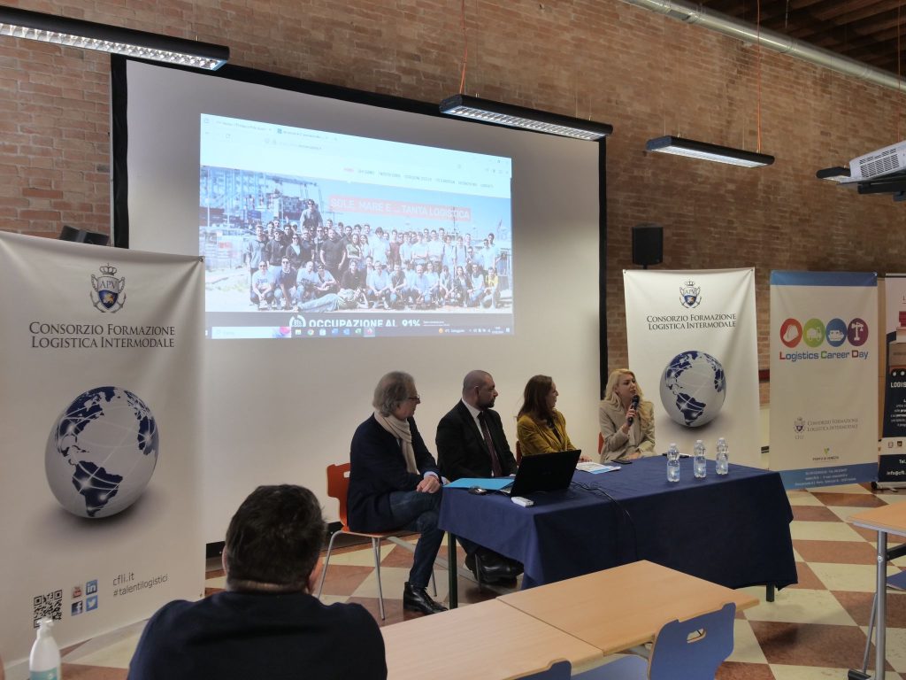 Gruppo di persone riunite per MADE IN ITALY: il nuovo percorso formativo a Venezia