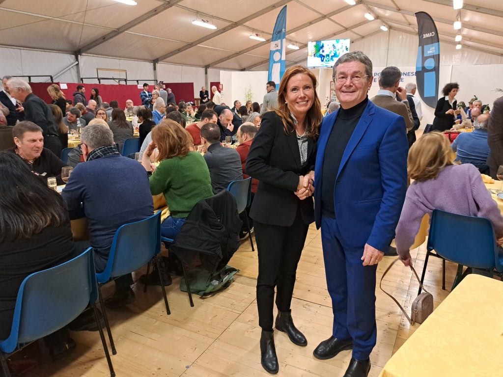 On. Rosanna Conte e Sindaco di Casier Renzo Carraretto si stringono la mano alla Festa del Radicchio di Dosson