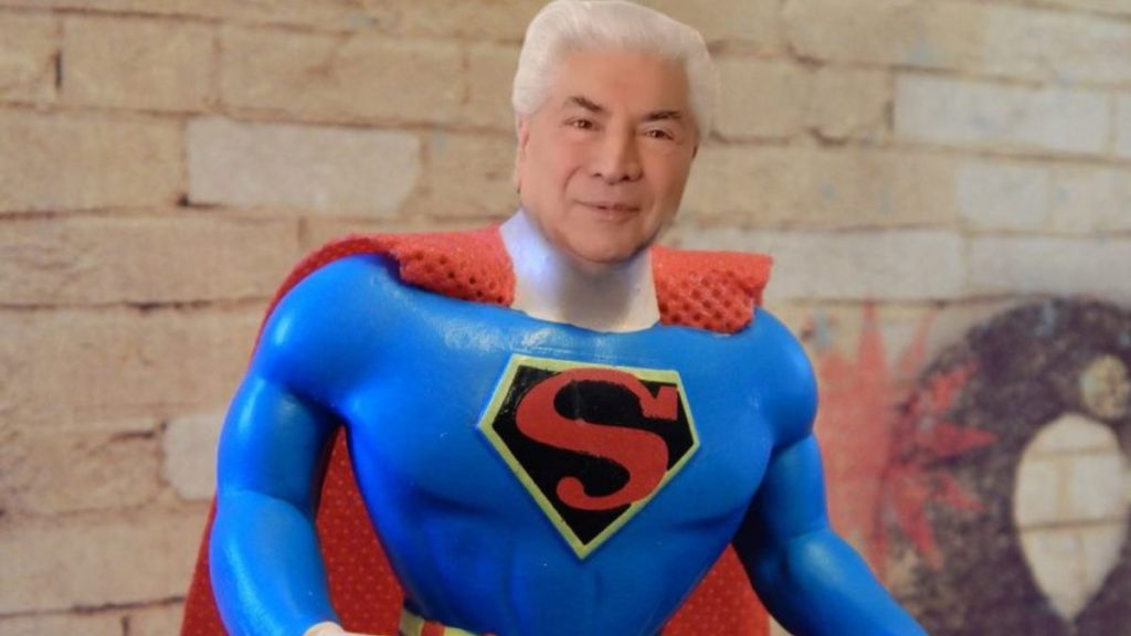 Sior Pare vestito da Superman