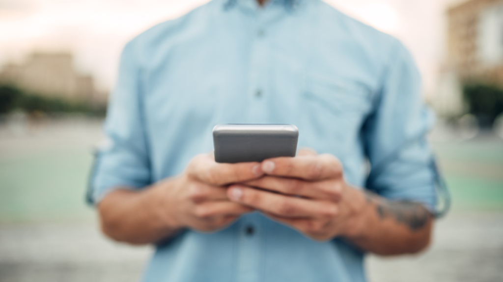 raffigurato un ragazzo con il telefono in mano