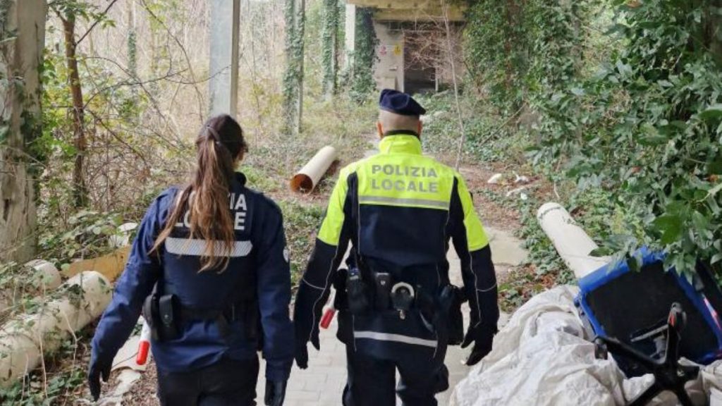 Raffigura due agenti della Polizia locale