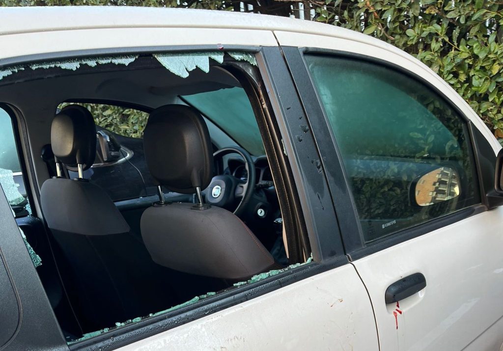 dettaglio di automobile con vetro finestrino rotto