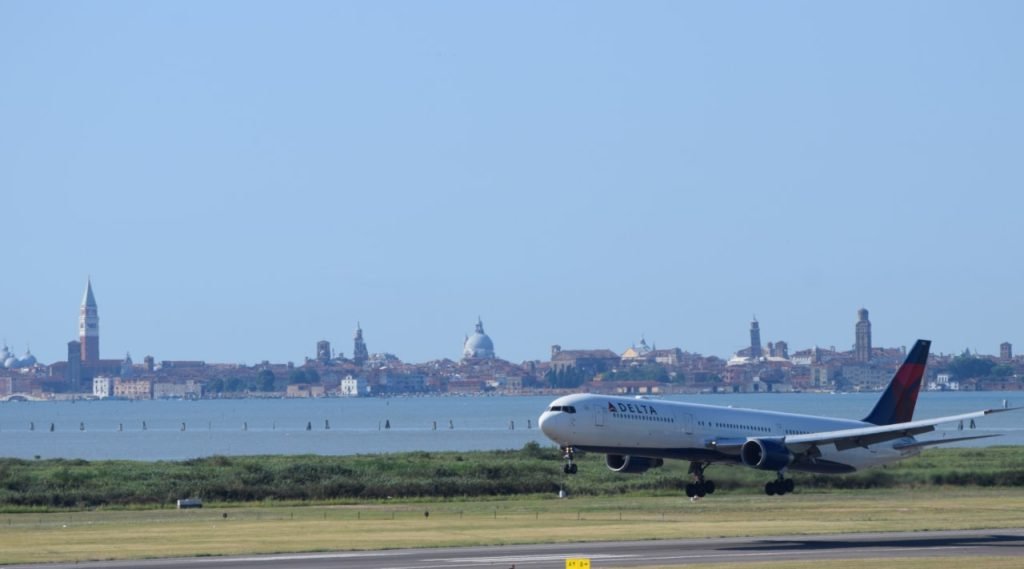 Aereo in decollo dall'aeroporto di Venezia