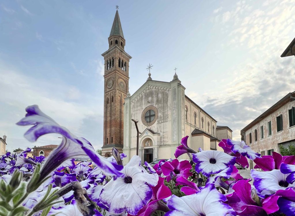 Cimadolmo Piazza Martiri vista chiesa e campanile