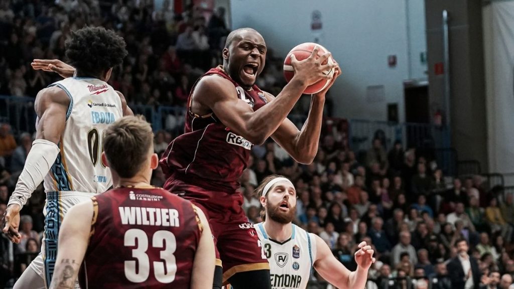 Reyer cade a Cremona