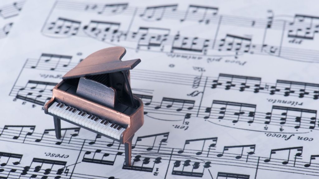 pianoforte a coda su spartito
