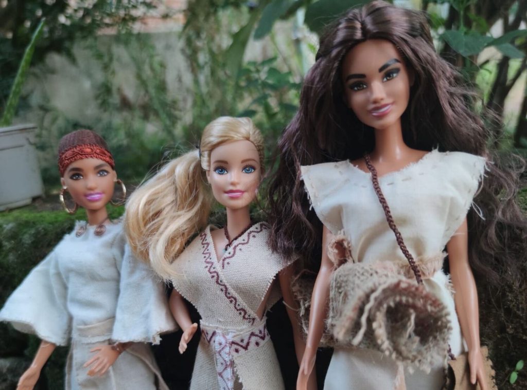 Barbie con abbigliamento preistorico