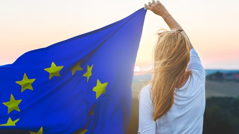 Ragazza con bandiera europea