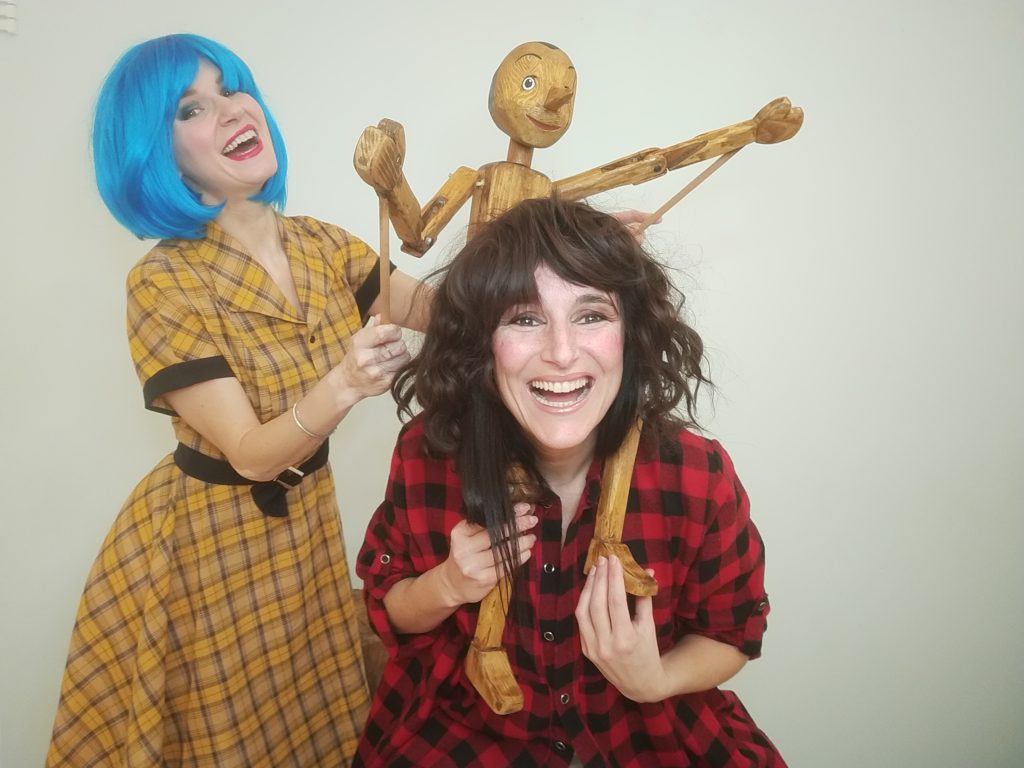 Ragazze con pupazzo di Pinocchio
