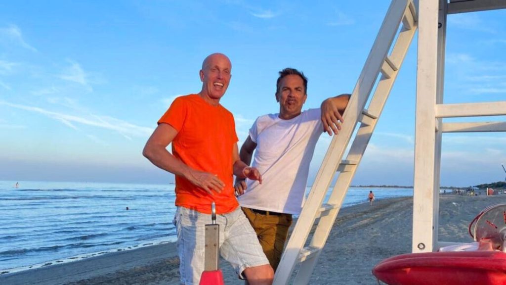 due persone sulla spiaggia