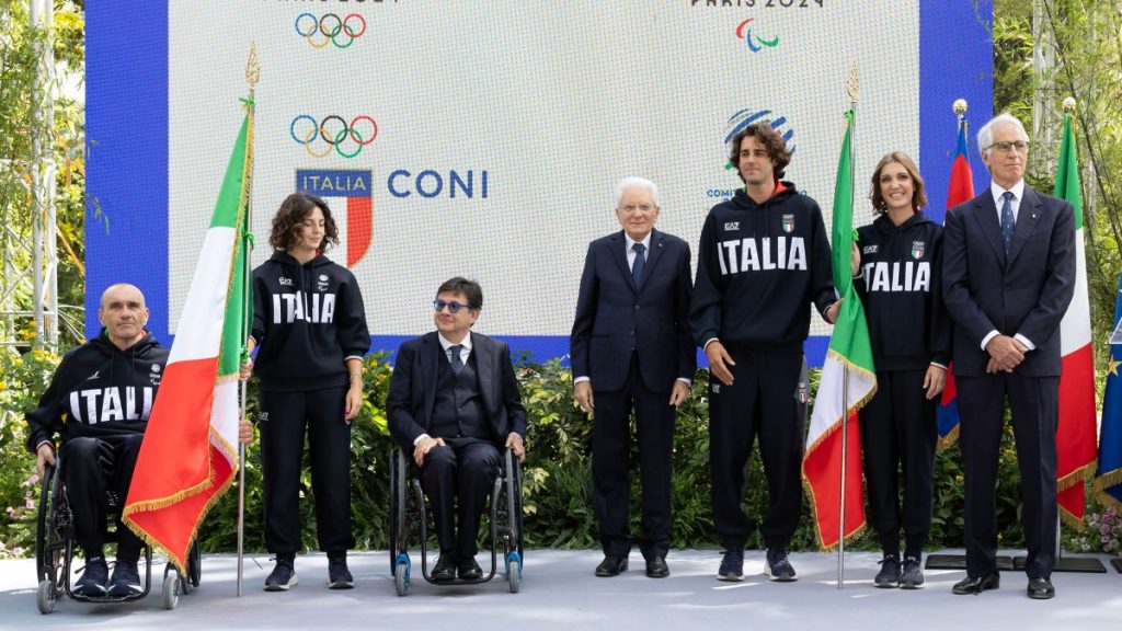 Mattarella consegna le bandiere per Parigi
