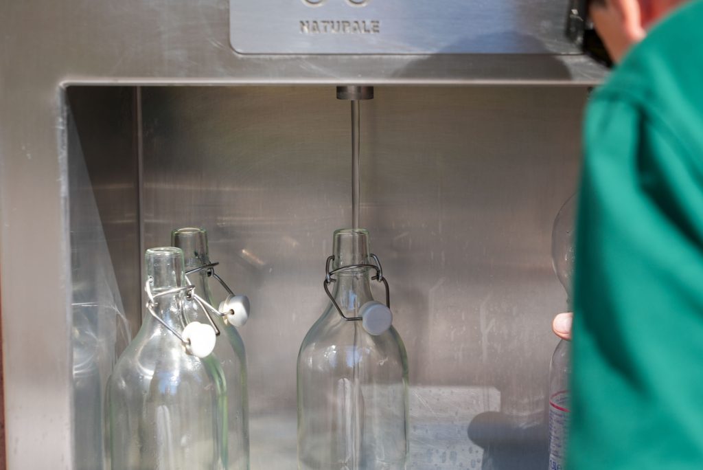 bottiglie riempite di acqua