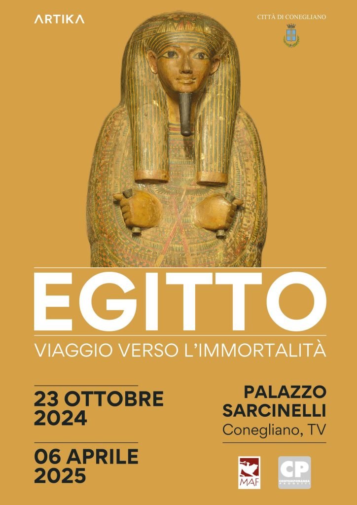 sarcofago egizio su sfondo arancio. Didascalia: Egitto. Viaggio verso l'immortalità. 23 ottobre 2024 - 06 aprile 2025, Palazzo Sarcinelli, Conegliano, TV