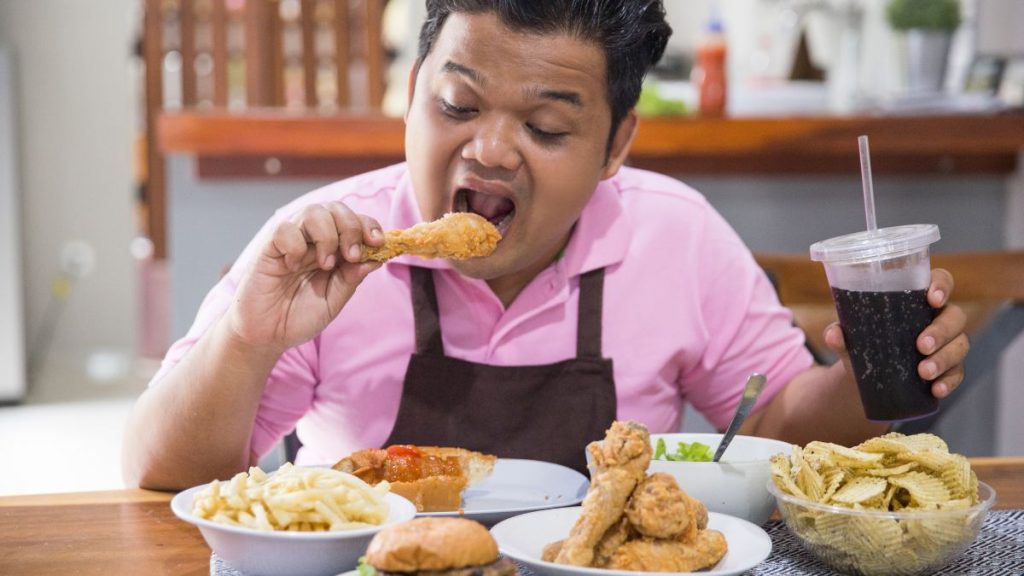 bambino che mangia cibo non salutare