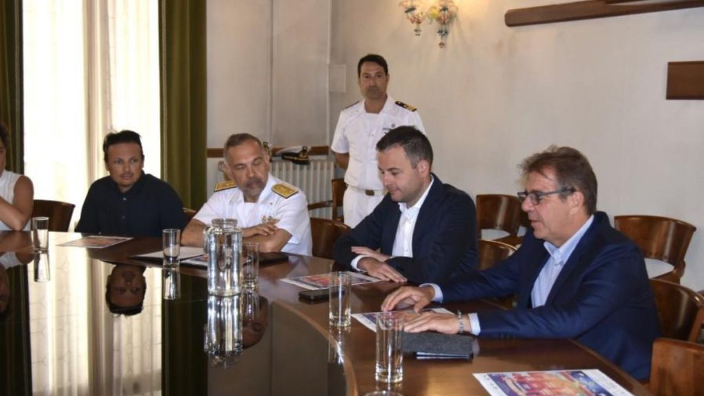 persone attorno un tavolo