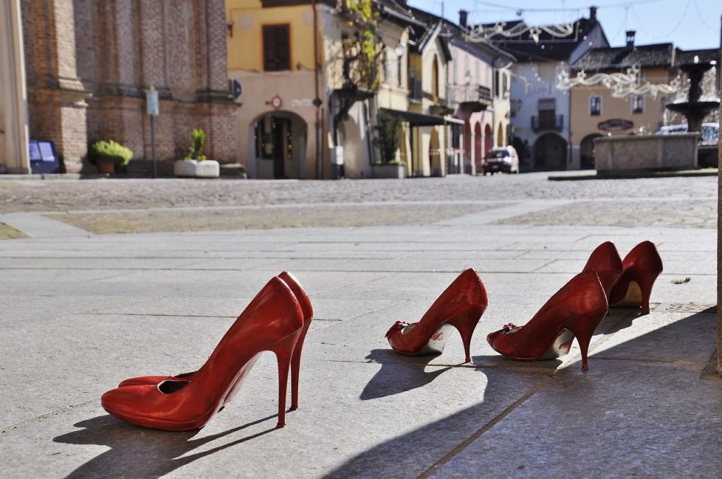 scarpette rosse simbolo di femminicidio e violenza contro le donne