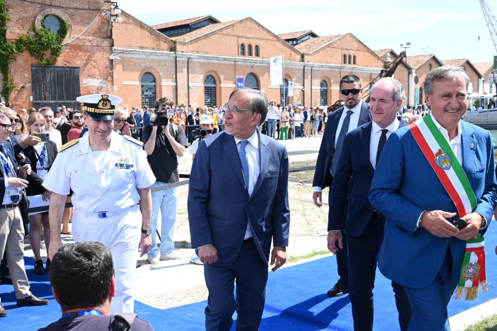 Arrivo istituzioni