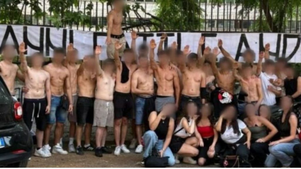 saluto fascista liceo roma