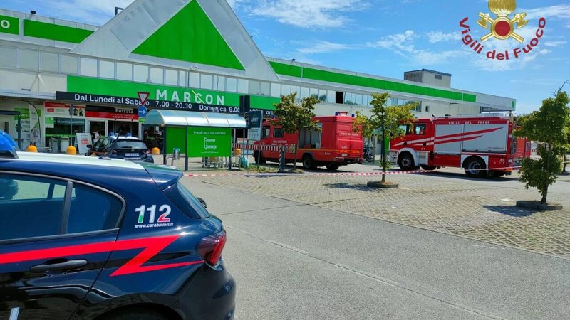 Vigili del fuoco e carabinieri da Leroy Merlin